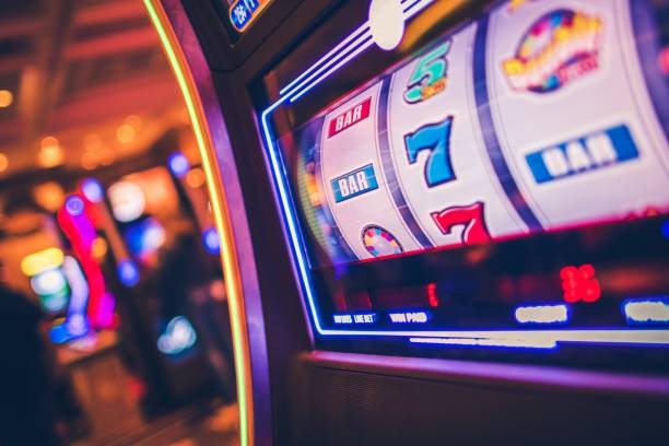 Live dealer blackjack and roulette tables at junior88